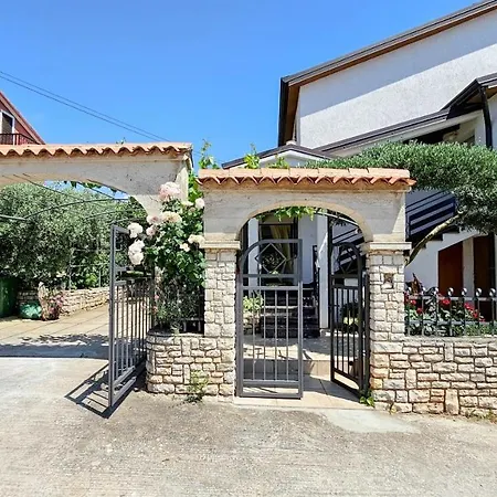 Apartment Pjerina Four