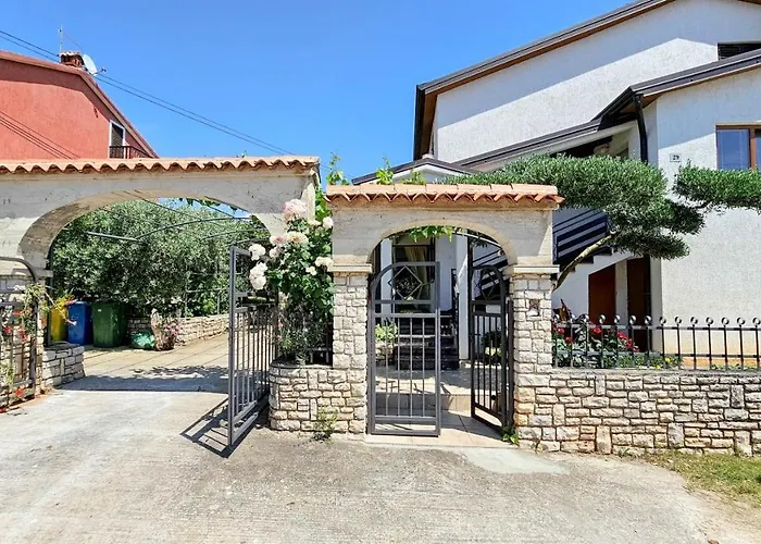 Διαμέρισμα Pjerina Four